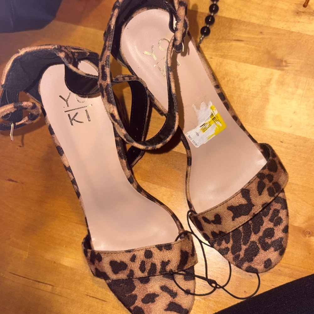 Yoki cheetah print heels !